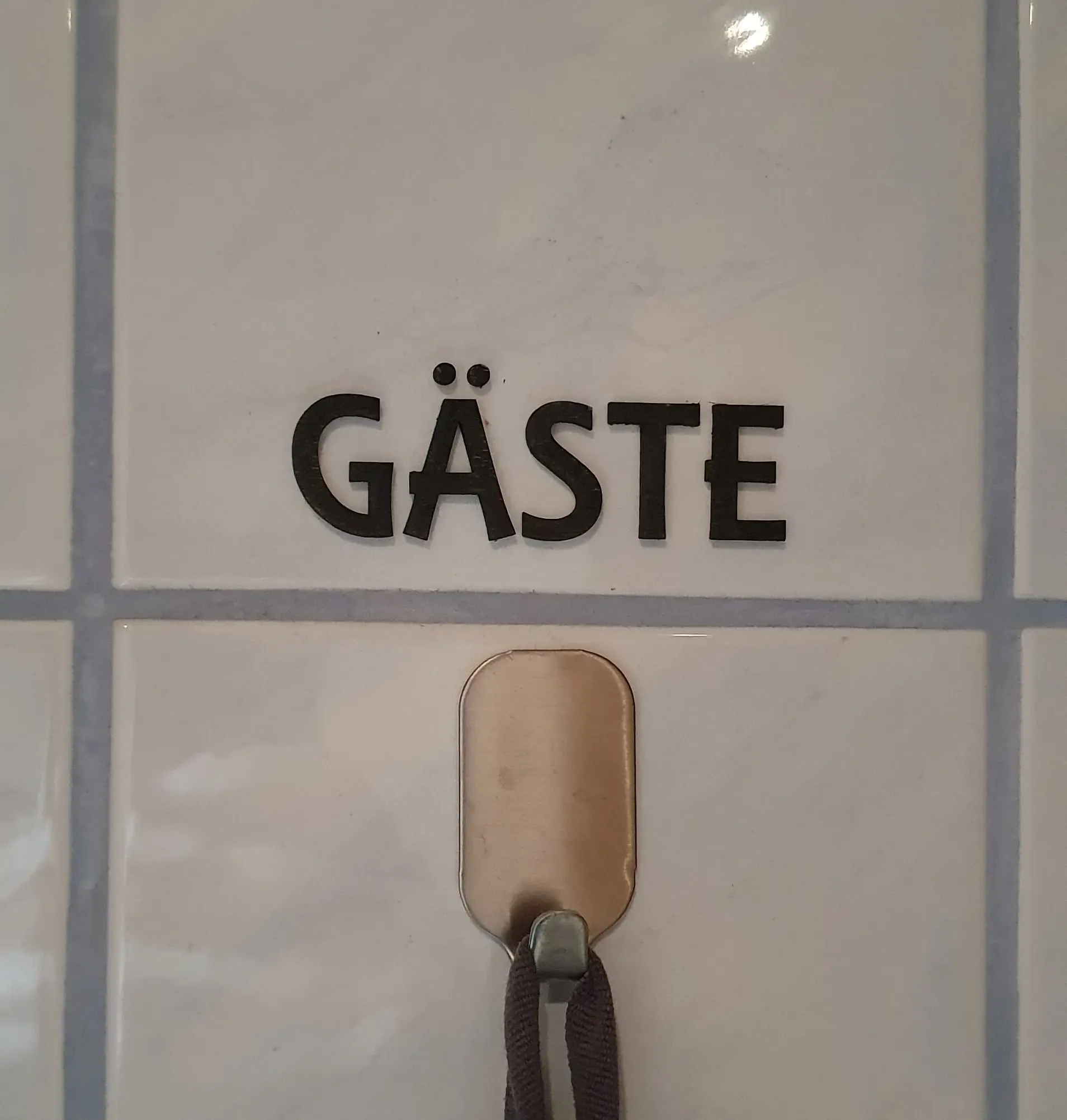 Beschriftung Sperrholz mit Klebeband