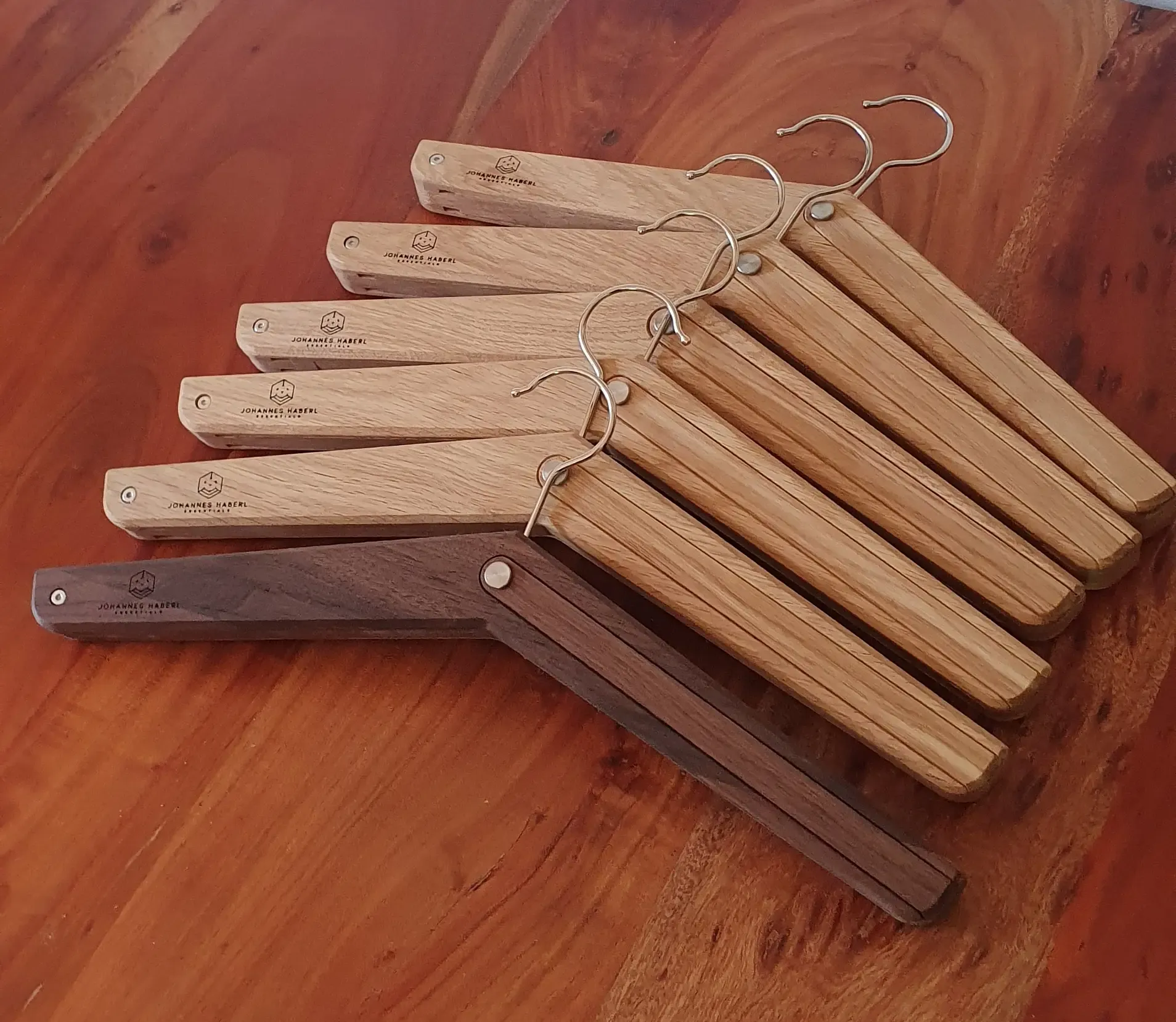 Klappbarer Kleiderbügel Auftragsfertigung 